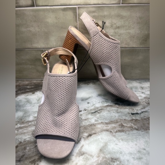 Liz Claiborne Womens Goldwin Heeled Sandals in Koala NEW size 8 - Picture 2 of 8